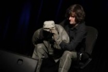 Deutscher Puppenspieler und Schauspieler Michael Hatzius gastiert mit seiner Echse bei der Eröffnungsshow "KÖLN LACHT!" im Rahmen des 21. Köln Comedy Festival im Gloria Theater Köln (© Thomas Brill)